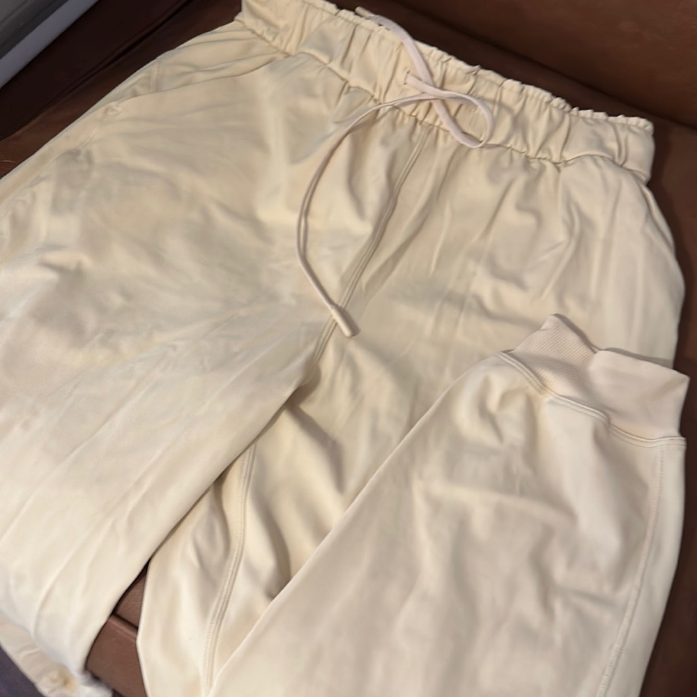Never worn Lululemon high rise joggers